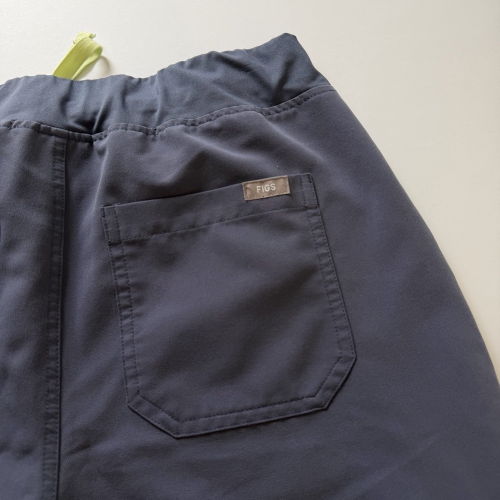 FIGS Men’s Cairo Cargo Scrub Pants in Space Navy Size Medium Tall, Limited Color - Picture 7 of 10